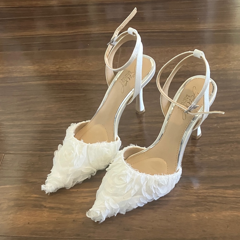 Jewel Badgley Mischka White Floral Appliqué Pointed Toe Heels